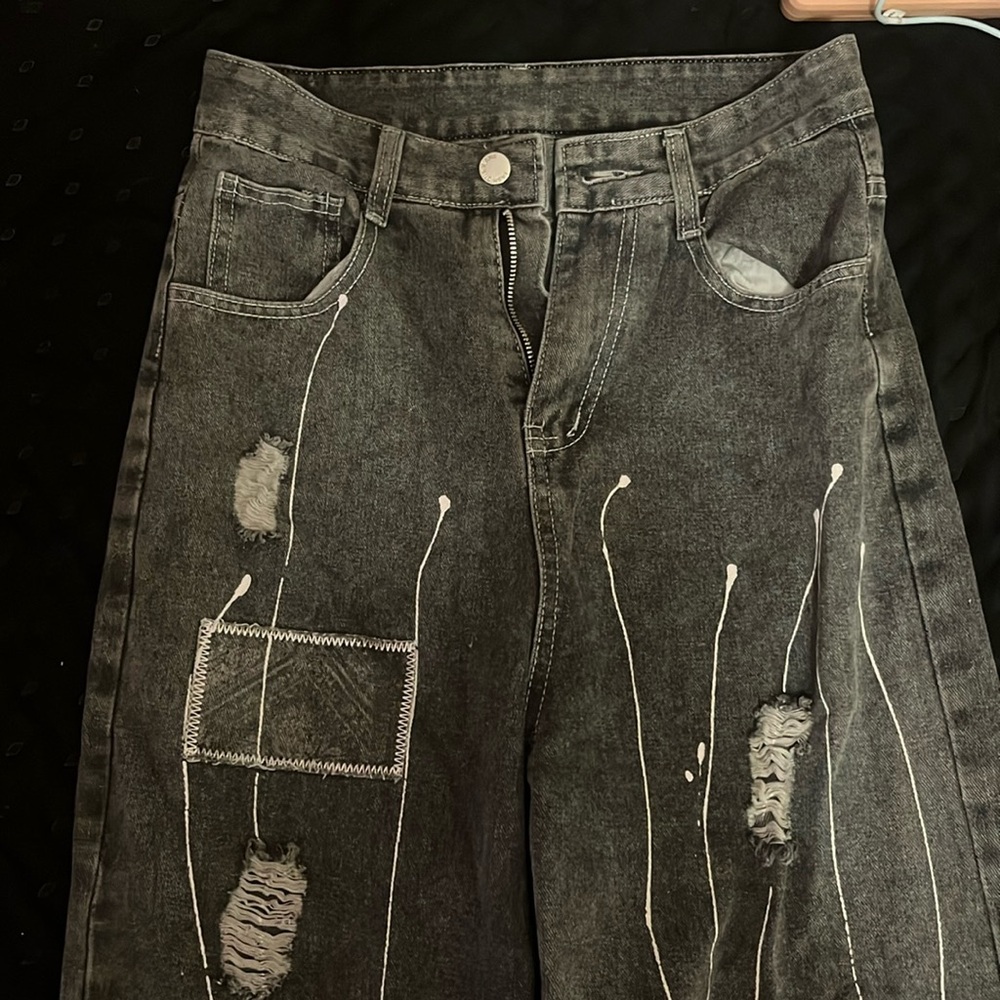 i'm selling these baggy jeans